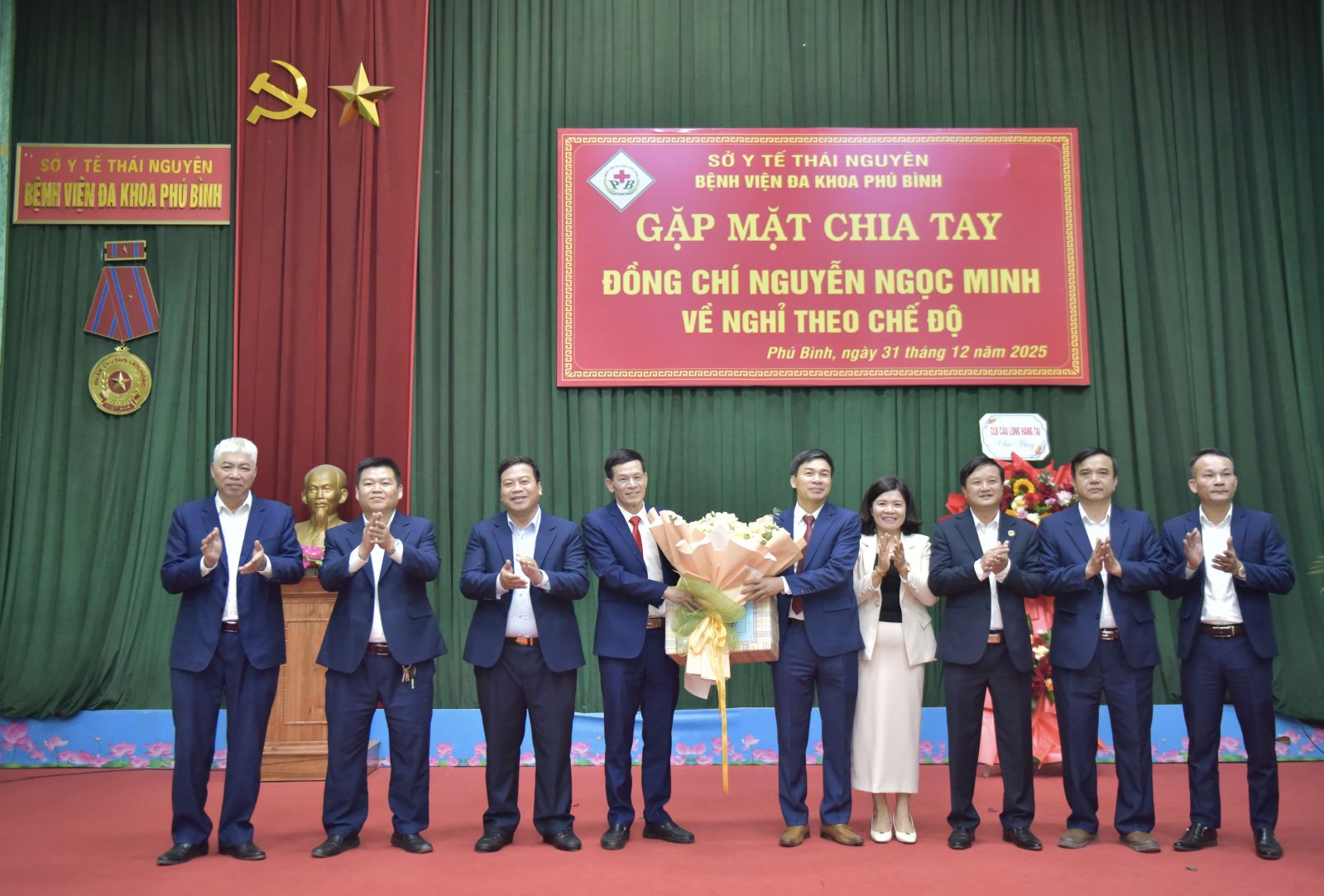 CHIA TAY ĐỒNG CHÍ NGUYỄN NGỌC MINH - GIÁM ĐỐC BÊNH VIỆN VỀ NGHỈ THEO CHẾ ĐỘ